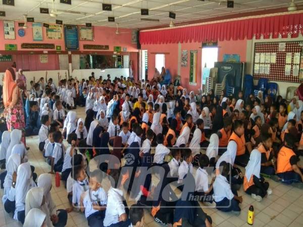 Pelajar tekun mendengar ceramah daripada Mohamad Farid.