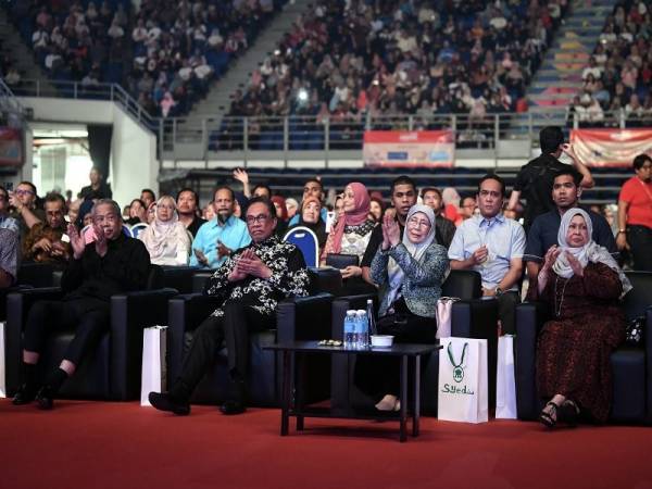 Timbalan Perdana Menteri, Datuk Seri Dr. Wan Azizah Wan Ismail dan suami, Datuk Seri Anwar Ibrahim hadir menyaksikan persembahan Maher Zain Malaysia Tour 2019 di Axiata Arena. - Foto Bernama