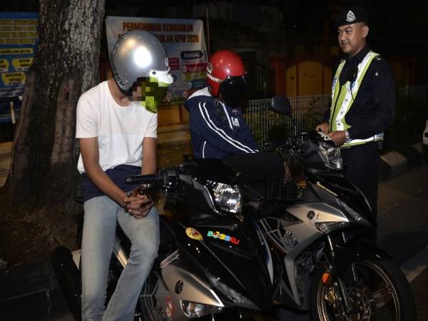Pegawai Polis dari Jabatan Siasatan dan Penguatkuasaan Trafik (JSPT) Kuala Lumpur Inspektor Zulhusni Mohd Ali menyoal dua remaja yang ditahan kerana menunggang motosikal dengan aksi berbahaya dan cuba lari dari sekatan polis pada Ops Bersepadu Motosikal di Jalan Raja Laut pagi tadi.
Dua remaja tersebut ditahan dan disiasat dibawah Seksyen 42 (1) Akta Pengangkutan Jalan.
Operasi tersebut turut diadakan di Jalan Bangsar, Jalan Kuching, Jalan Pahang dan Jalan Loke Yew menghala pusat bandar bermula dari 10 malam.
Sehingga 12.30 pagi tadi, sebanyak 399 notis saman dikeluarkan atas pelbagai kesalahan lalulintas. - Foto Bernama