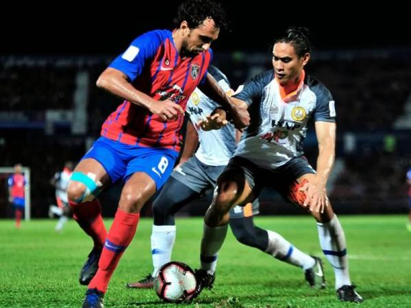 Pemain JDT, Diogo Luis Santo merampas bola daripada pemain PNKP FC, Amani Manual Aguinaldo pada perlawanan Liga Super Malaysia 2019 JDT menentang PKNP FC di Stadium Tan Sri Dato' Haji HAssan Yunos, malam tadi. Foto: Bernama