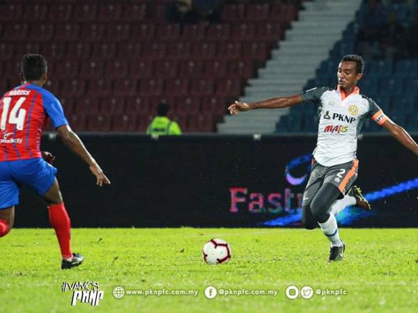 Kapten PKNP, Ahmad Sukri dilayangkan kad merah pada minit ke-74. Foto: Ihsan FB PKNP FC
