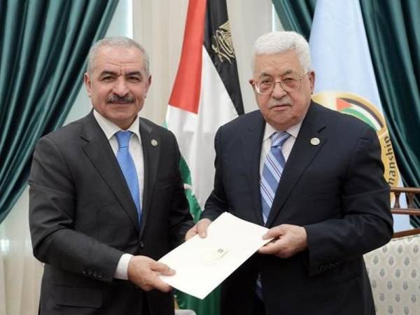 Shtayyeh (kiri) menerima surat daripada Presiden Mahmoud Abbas untuk menubuhkan kerajaan baharu Palestin. - Foto Reuters