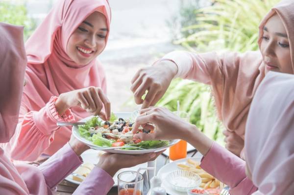 Umat Islam digalakkan mengutamakan yang kanan berbanding kiri dalam membuat suatu perkara termasuk makan. -GAMBAR HIASAN.