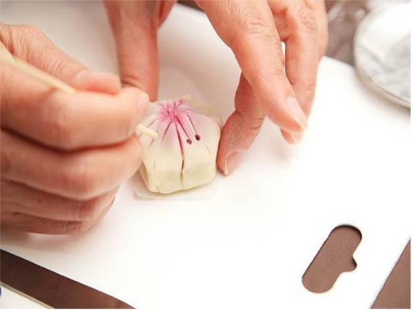Tunjukkan kemahiran memasak anda kepada rakan di rumah dengan membuat manisan bunga sakura Jepun.