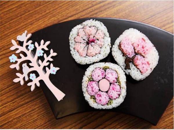 Gulungan maki sushi bunga sakura.