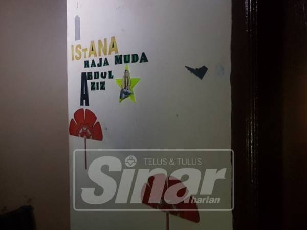 Perkataan Istana Raja Muda Abdul Aziz ditampal pada dinding surau.