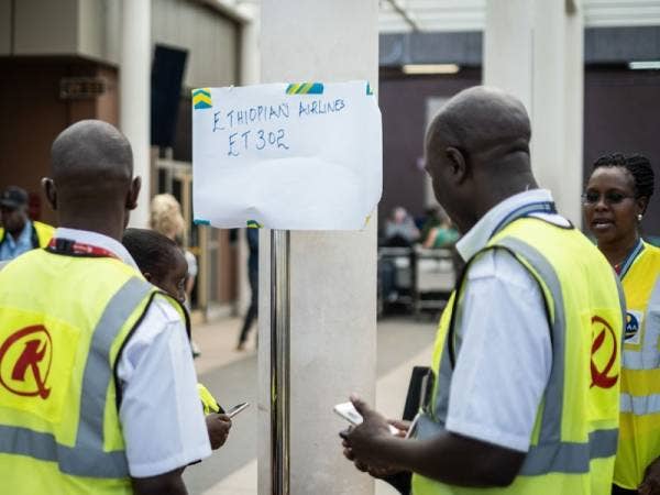 Petugas membuka kaunter khas untuk maklumat nahas pesawat Ethiopian Airlines di Lapangan Terbang Antarabangsa Jomo Kenyatta, semalam. - Foto AFP