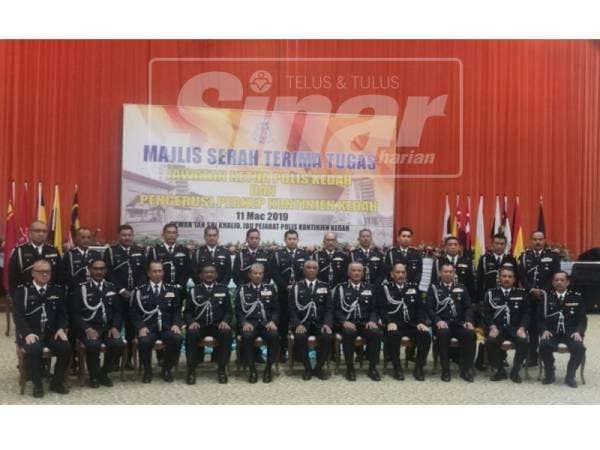 Noor Rashid (duduk, tengah) bergambar bersama Zainuddin (duduk,lima kanan) dan Abd Rahim (duduk, lima kiri) selepas majlis serah terima tugas Ketua Polis Kedah.