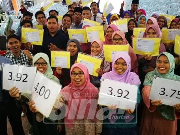 Sebahagian daripada pelajar terbaik STPM 2018 di SMA (A) Sultan Zainal Abidin, Kuala Terengganu.