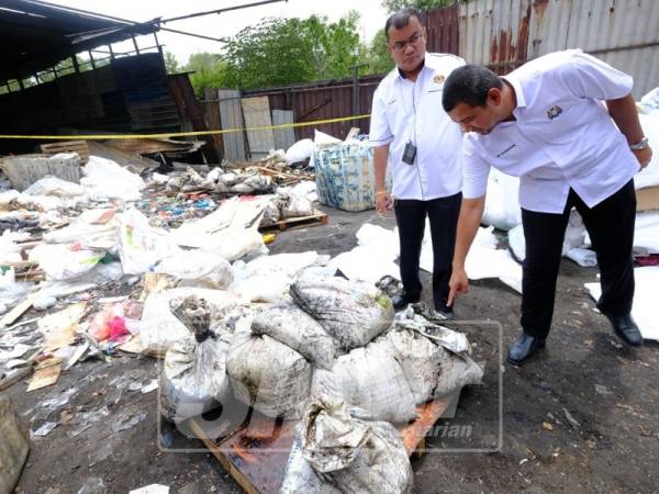 Mohammad Ezani bersama EXCO Kesihatan, Alam Sekitar dan Pertanian negeri, Dr Sahruddin meninjau kilang memproses bahan lusuh.