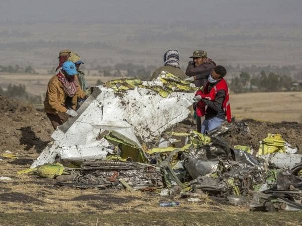 Serpihan pesawat Boeing 737 milik Ethiopian Airlines yang terhempas kelihatan di lokasi nahas.- Foto AP