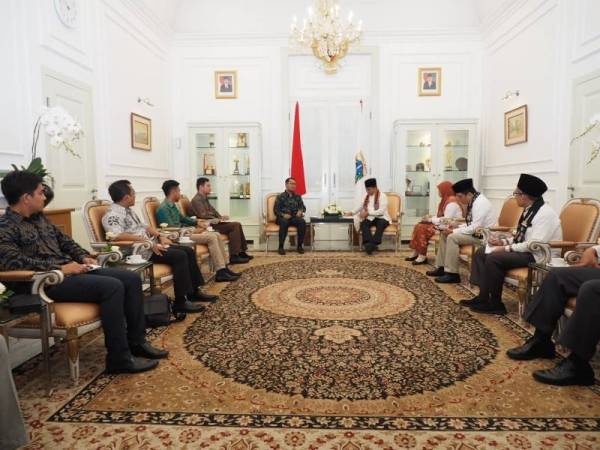 Delegasi dari Kedah (kiri) ketika bertemu pemimpin-pemimpin dari Jakarta di Pejabat Gabenor Jakarta di bandaraya tersebut.