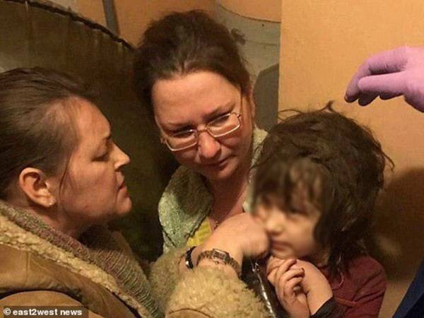 Seorang kanak-kanak 'Mowgli' ditemui dalam sebuah rumah kotor yang dipenuhi lipas.