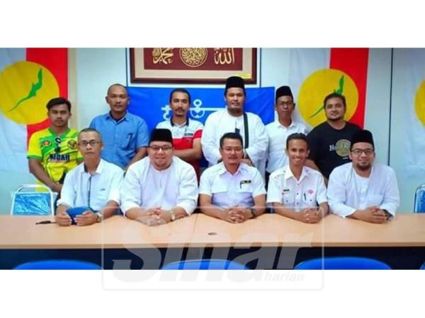 Mohd Hairi (duduk, tengah) ketika siri jelajah beliau ke bahagian Pemuda Johor di Mersing.