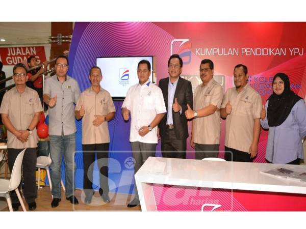 Nasri (empat, kiri) dan Shahrol Shiro (lima, kiri) menunjukkn tanda bagus selepas merasmikan Kaunter Informasi KPYPJ di Angsana Johor Bahru Mall, baru-baru ini.