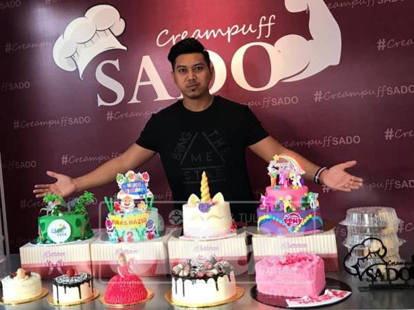 Azrul menunjukkan kek yang siap dihasilkan.