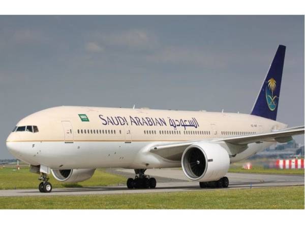 Sebuah pesawat Arab Saudi terpaksa berpatah balik gara-gara wanita tertinggal anaknya di lapangan terbang.
