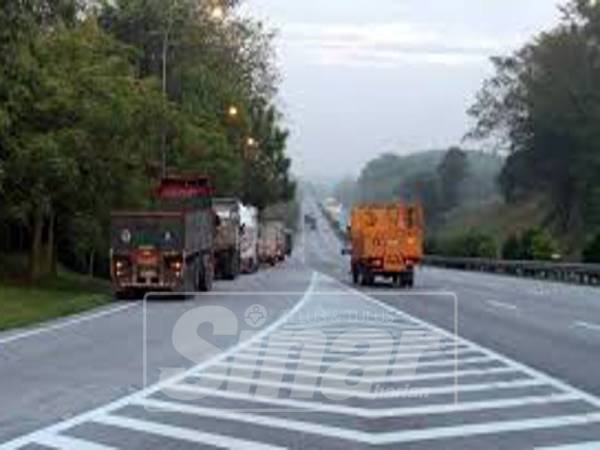 Ada pemandu lori yang menyalahgunakan lorong kecemasan di lebuh raya untuk berehat dan tidur. Perbuatan ini dibimbangi boleh mendatangkan bahaya kepada pengguna lebuh raya.