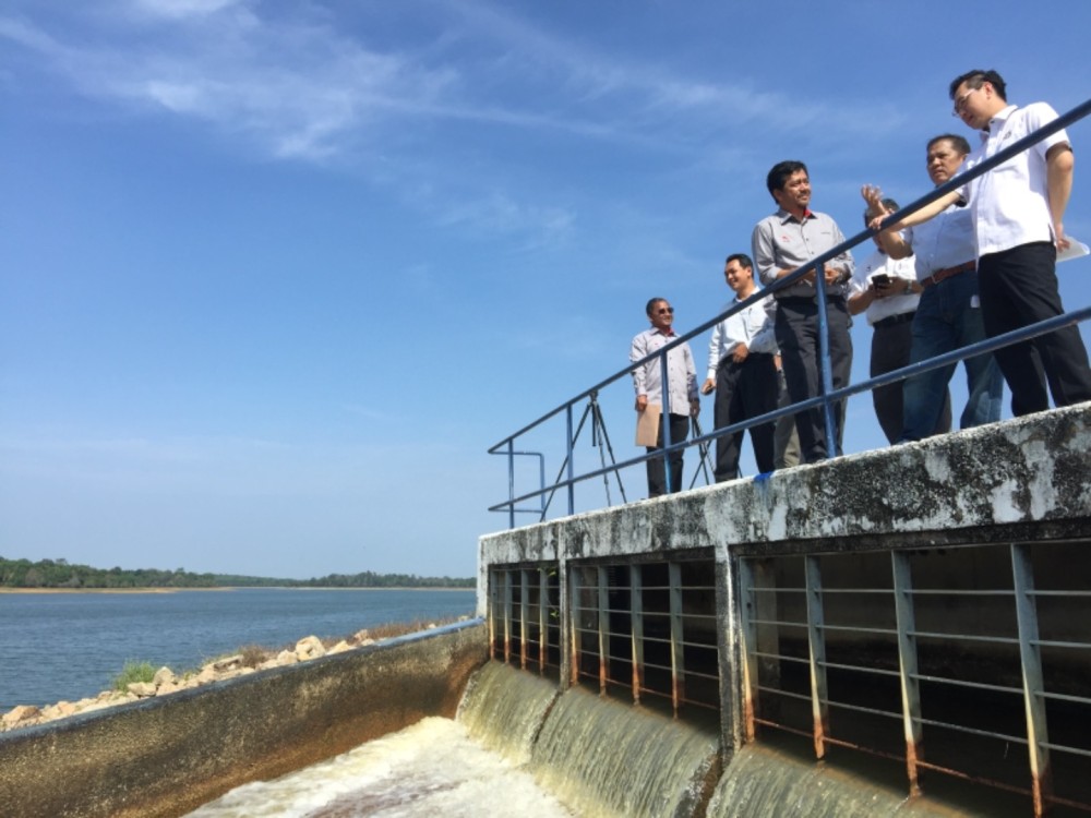 Penurunan paras air berterusan akibat cuaca panas dan kering yang berlaku di negara ini.