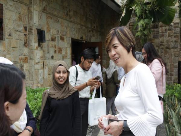 Wendy Li meraikan penduduk Ceria Residen.