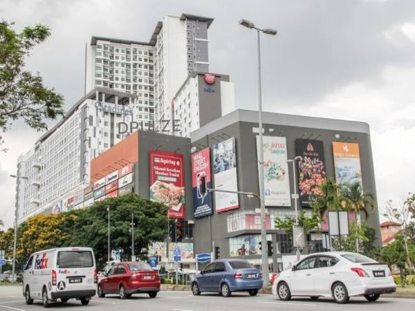 D Pulze Shopping Mall.