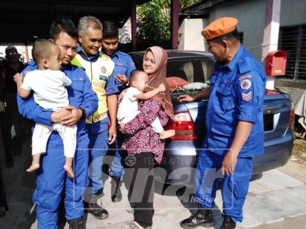 Anggota APM Kota Setar berjaya mengeluarkan bayi kembar lelaki yang terperangkap.