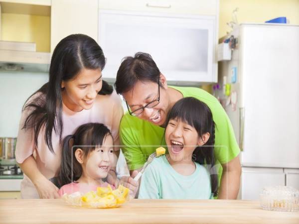 Ibu bapa perlu menjadi contoh kepada anak-anak agar sentiasa menikmati makan makanan yang seimbang setiap hari.