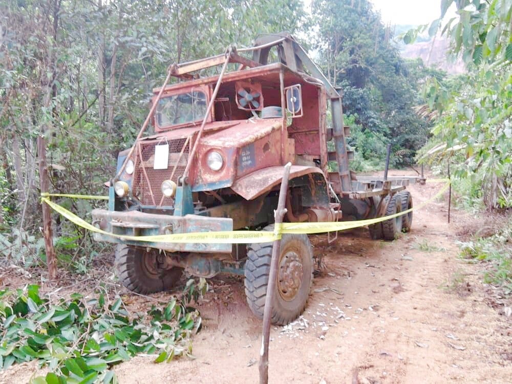 Lori yang digunakan untuk memindah balak tanpa lesen di Hutan Simpan Ulu Jelai.
