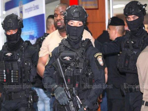 Suspek ditahan dalam satu serbuan di sebuah hotel di Suk Sawat Soi, semalam.