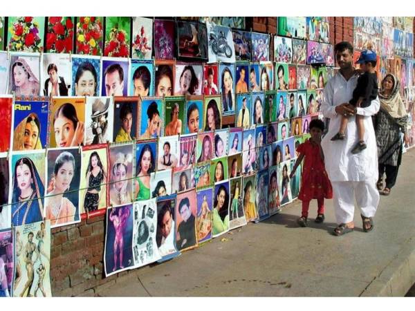 Poster bintang Bollywood dijual di sepanjang kaki lima di Karachi.