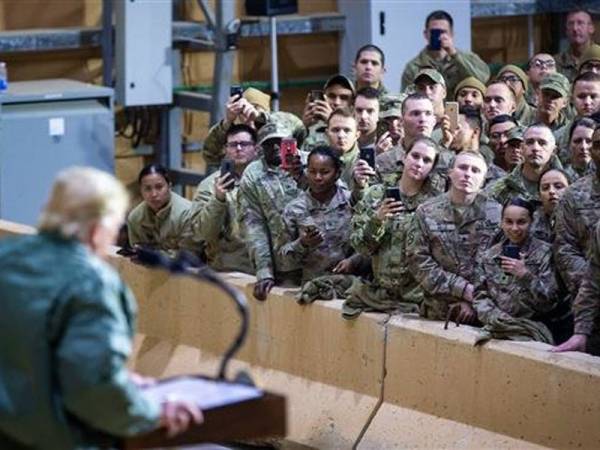 Trump bertemu anggota tentera AS yang bertugas di Iraq.
