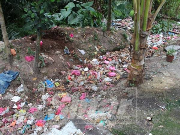 Sampah yang dibuang terus ke dalam longkang.