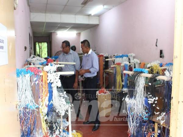 Ruang dalam asrama dipenuhi barangan elektronik dan wayar