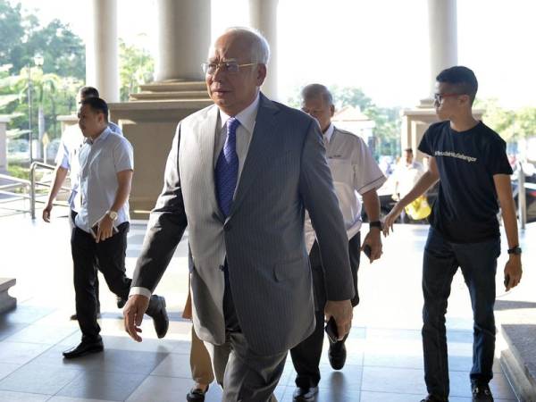 Najib hadir ke Kompleks Mahkamah Kuala Lumpur hari ini untuk mendengar pengurusan kes yang didakwa atas tiga pertuduhan melibatkan diri dalam pengubahan wang haram berhubung dana SRC International Sdn Bhd (SRC) berjumlah RM27 juta, lima tahun lepas. - Foto Bernama