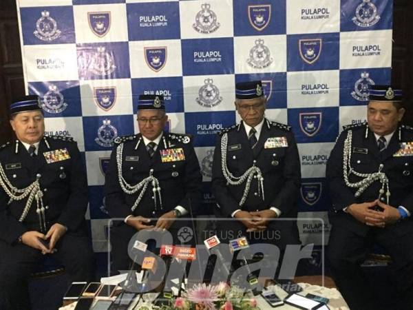 Mohamad Fuzi (dua, kiri) dalam sidang media sambil disaksikan Huzir (kanan) dan Wan Ahmad Najmuddin (kiri) serta Timbalan Ketua Polis Negara, Tan Sri Noor Rashid Ibrahim.