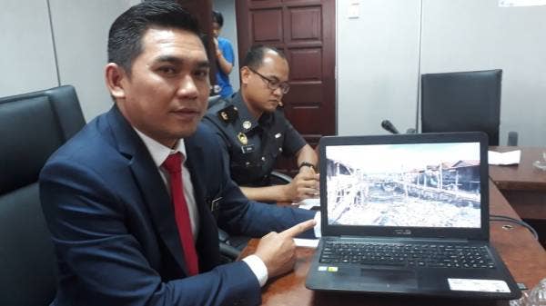 Zaidi menunjukkan kawasan penempatan Bukit Malau yang dipenuhi sampah seperti dilaporkan oleh media.