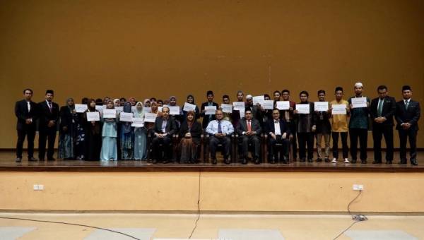 Syeikh Zakaria (duduk, dua kanan) bersama sebahagian pelajar menerima tajaan biasiswa itu.