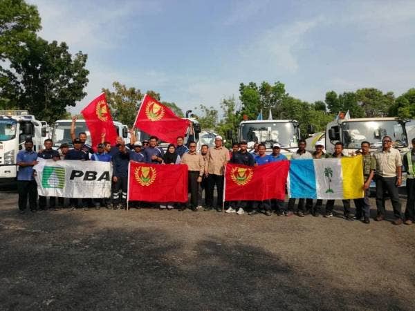 Pelepasan dibuat Perbadanan Bekalan Air Pulau Pinang bagi melaksanakan misi bantuan menghantar dua unit lori tangki ke Merbok.- Foto: Buletin Mutiara.