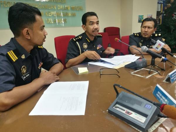 Azman Adam (tengah) ketika dalam sidang media di ibu pejabat KPDNHEP Selangor di sini semalam.
