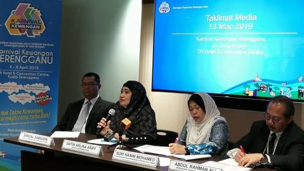 Arlina (dua, kiri) ketika sidang media berkaitan Karnival Kewangan Terengganu di sini, hari ini.