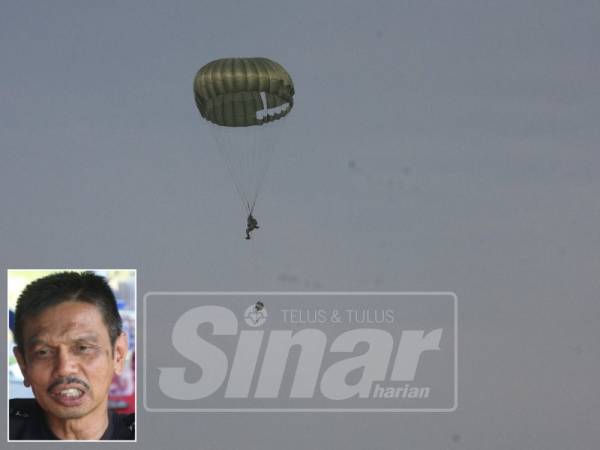 Sebahagian anggota polis melakukan terjunan payung terjun menerusi program Latihan Taktikal Payung Terjun Siri 1/2019 di Lapangan Terbang Tekah, Taiping, hari ini. (Gambar kecil: Abdul Razak)