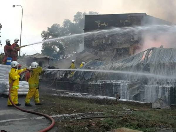 Anggota bomba memadamkan kebakaran.