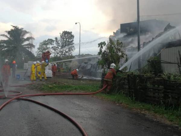 Anggota bomba memadamkan kebakaran.