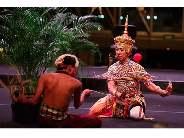 Tarian Nora yang sering dimainkan oleh masyarakat di empat wilayah di selatan iaitu Phattalung, Trang, Nakhon Si Thammarat dan Songkhla.