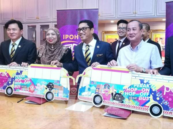 Ahmad Faizal bersama replika bas hoho pada sidang media berkenaan.