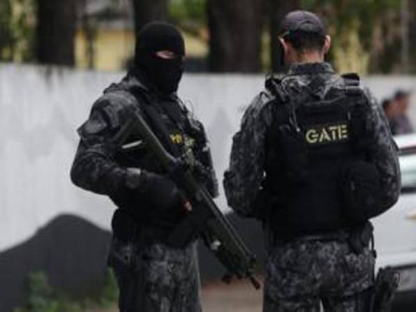 Pihak polis mengawal lokasi kejadian insiden tembakan. - Foto Reuters