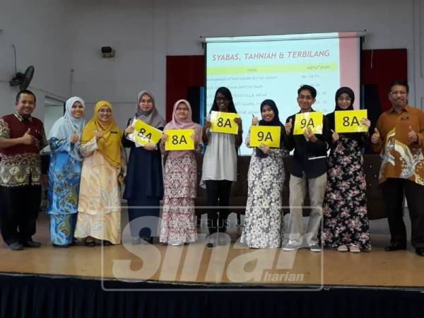 Pengetua SMK Puncak Alam, Johari Mohd Noh (kiri) merakam kenangan bersama pelajar cemerlang SPM.