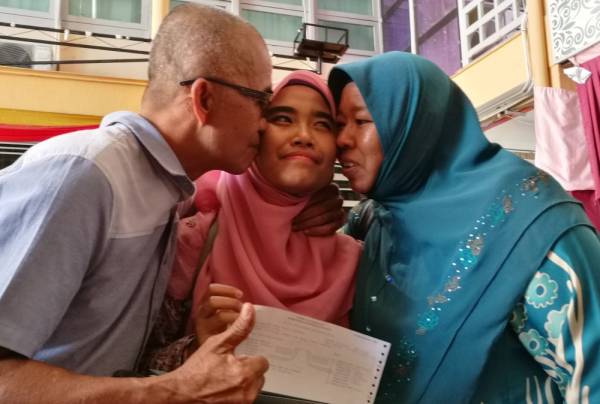 Noor Asyikin dicium ibu dan bapanya.