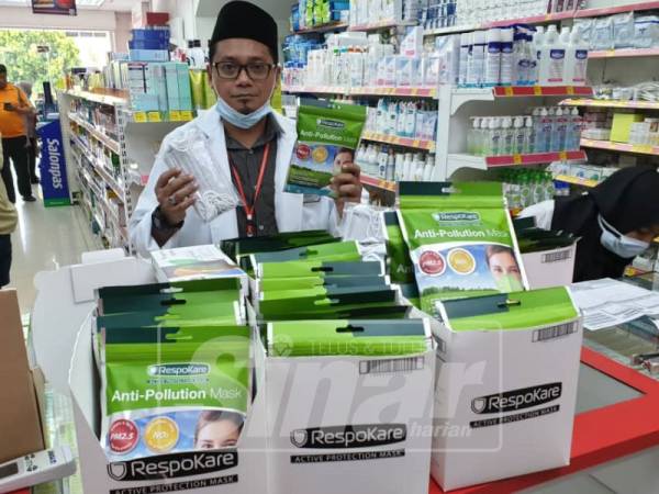 Sejak kelmarin lebih 150 kotak topeng muka telah dijual kepada penduduk yang dilihat gusar mengenai isu ini.