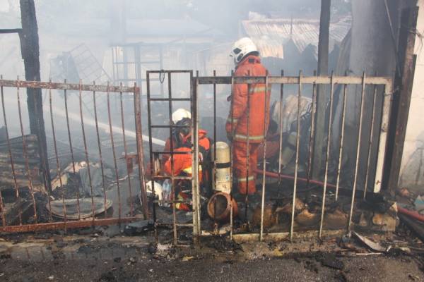 Anggota bomba memadamkan kebakaran.